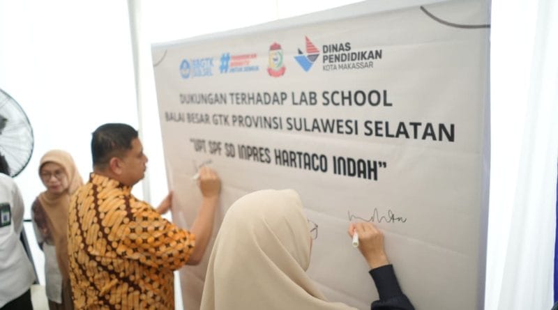foto wali kota bertanda tangan