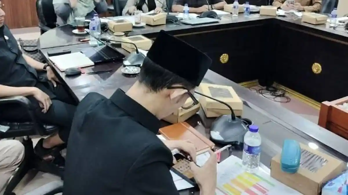 Ahmad Syahri Disorot Usai Bermain Game Saat Rapat Stunting, Publik Pertanyakan Etika Dewan