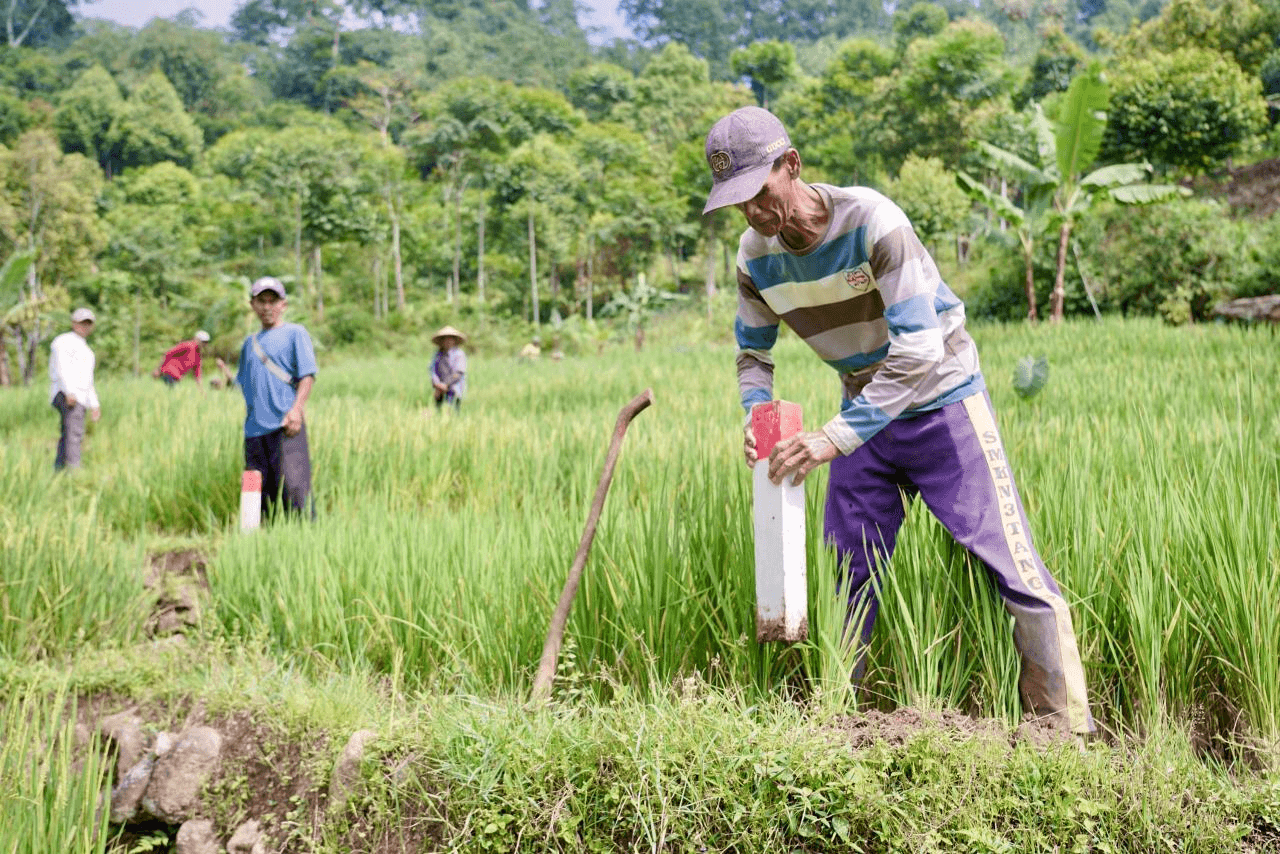 Pasang Patok, Cara Sederhana Cegah Sengketa Tanah dengan Tetangga